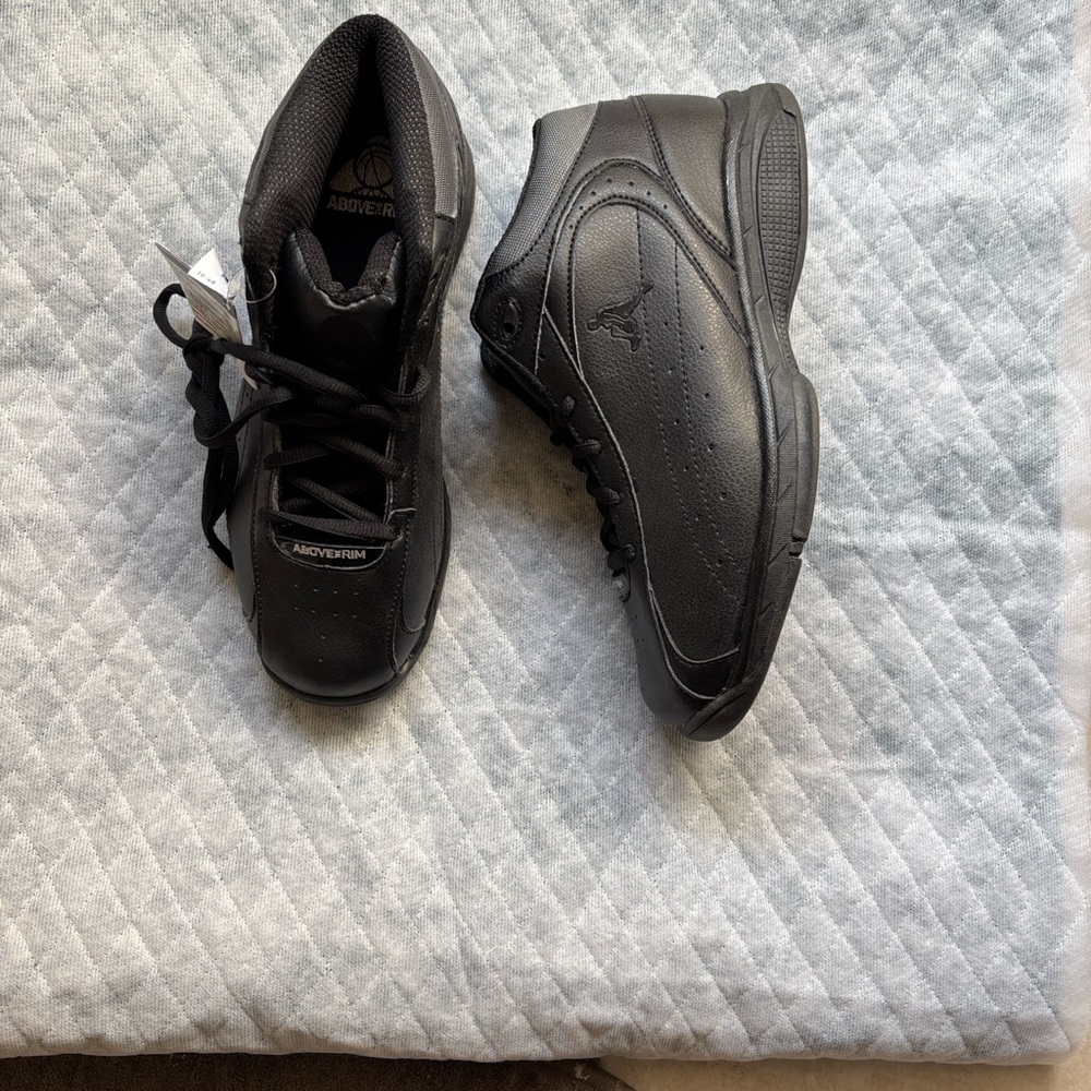 Shoes athletic mens new size 10M black laces Above the Rim man made materials